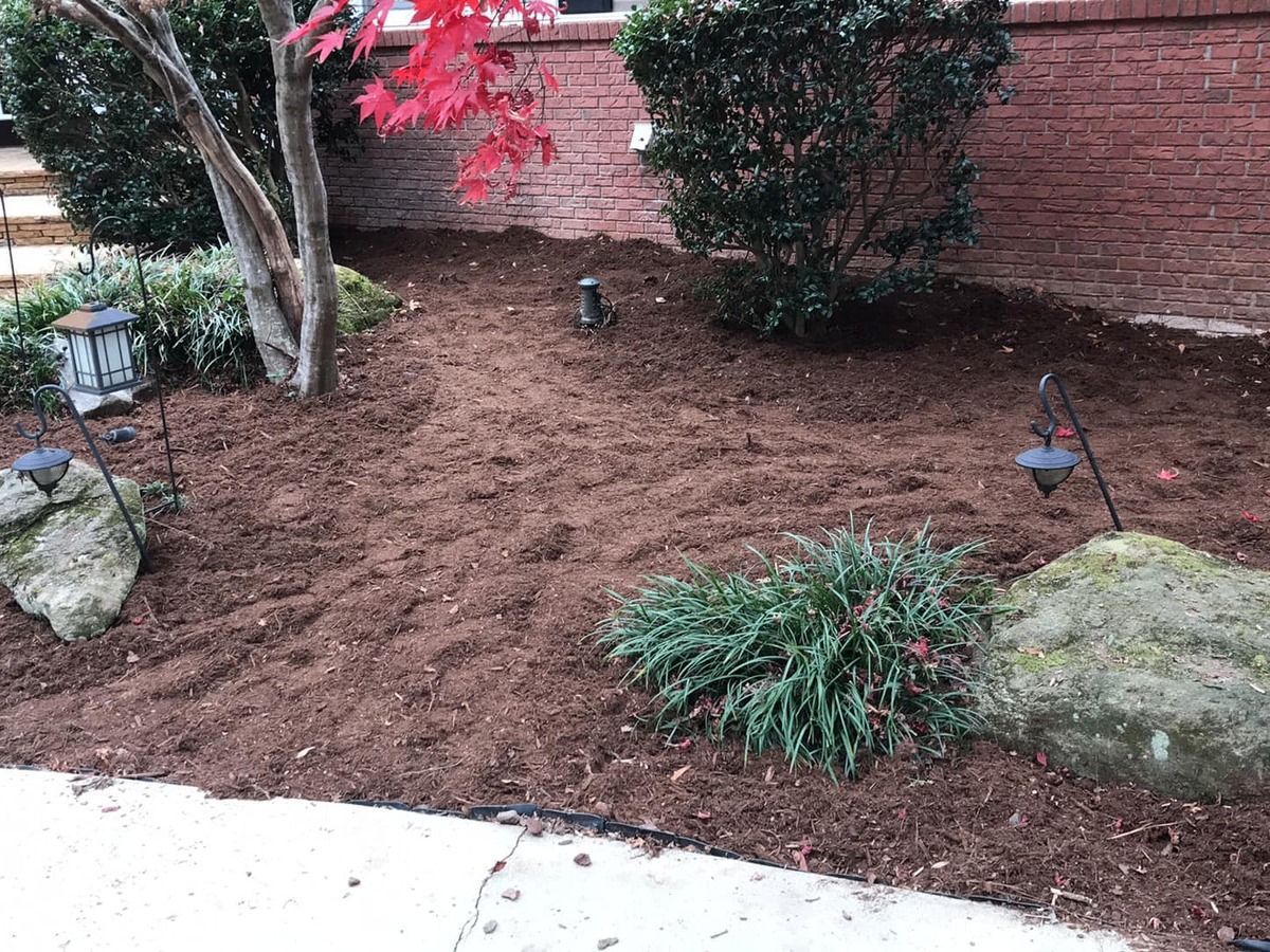 Front Bed Mulch Refresh – Seneca, SC